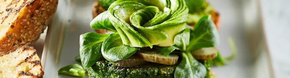 Groenteburger met korianderhummus en avocado