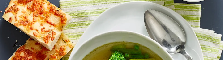 Minestrone met groene groenten en kruiden