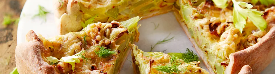 Bleekselderijtaart met venkel en olijven