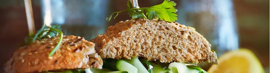 Tonijnburger met ingelegde komkommer en wasabi-mayo