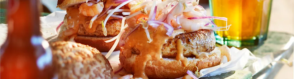 Surf & turf-burger met taugé en chilisaus