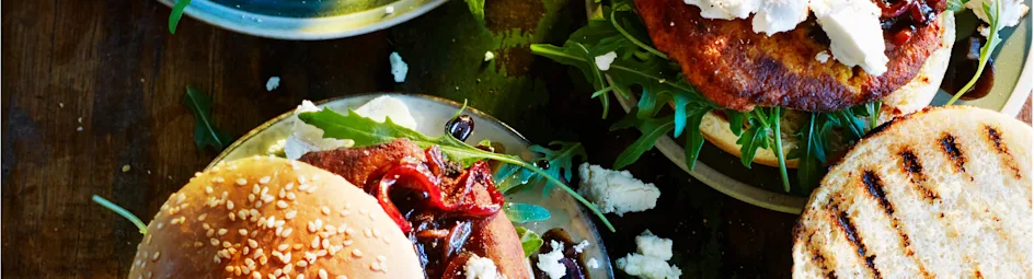 Zoete-aardappelburger met balsamico-ui en geitenkaas