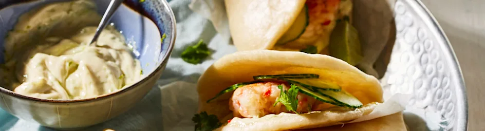 Gestoomde broodjes met garnalenburger