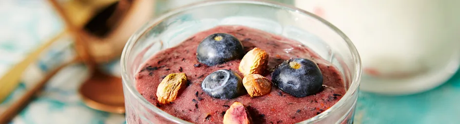 Yoghurt-semifreddo met aardbeien, bessensaus en pistachenootjes