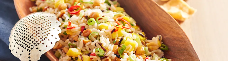 Pikante rijstsalade met mango en pinda's