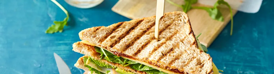 Clubsandwich met gerookte kip en avocado