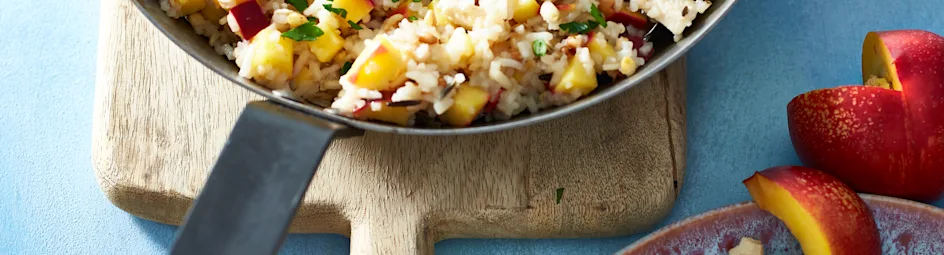 Kip pilav met nectarine en amandel