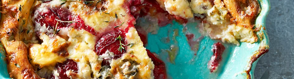 Hartige clafoutis met pruimen en blauwe kaas