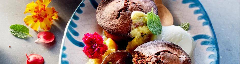 Warm chocoladecakeje met kokos, ananassaus en citroenijs