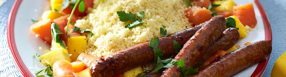 Couscous met gestoofde wortel, mango en worstjes