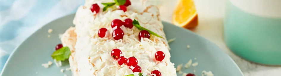Meringue-rol met rode bessen