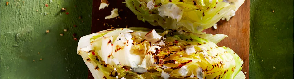 IJsbergsla van de barbecue met feta