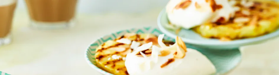 Witte chocolademousse met gegrilde ananas