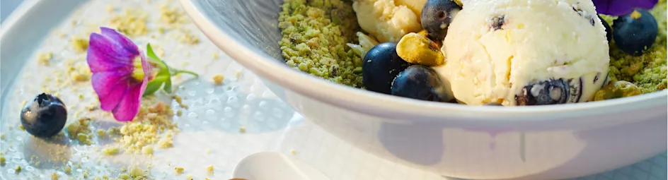 Ricotta-ijs met bessen, witte chocolade en pistache