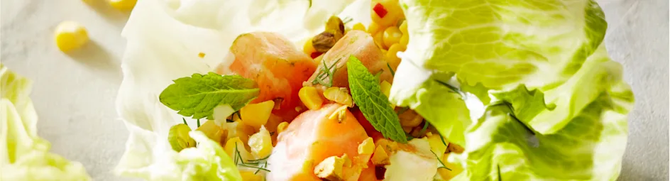 Slakommetje met zalm, maissalsa en dillesaus