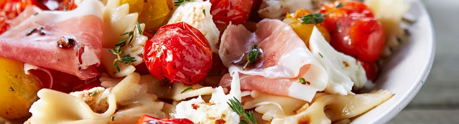 Pastasalade met ham, geroosterde tomaatjes en mozzarella