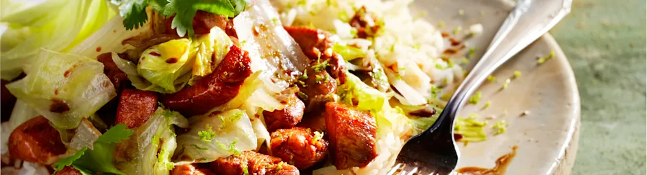 Gewokte ijsbergsla met kip en limoenrijst