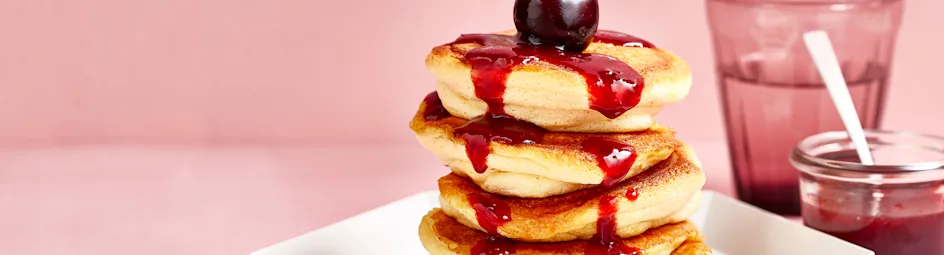 Schuimpannenkoekjes met honing-kersensiroop