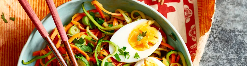 Wortel-courgettenoedels met pindadressing