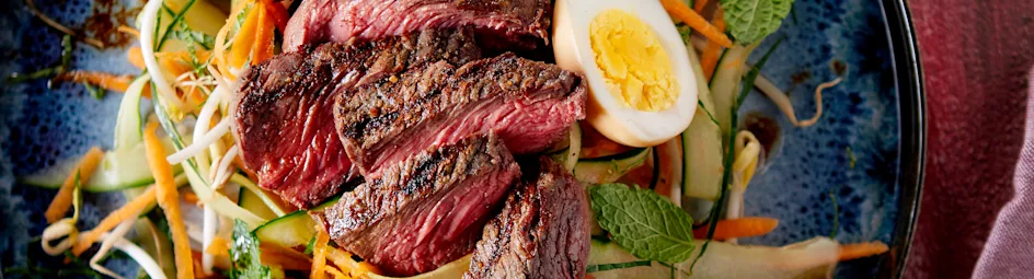 Gegrilde ossenhaas met wortel-komkommersalade