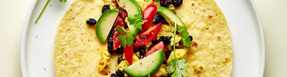 Breakfast burrito met tofu-scramble