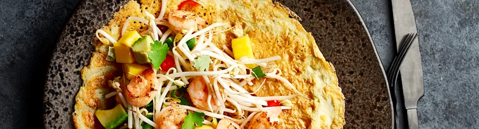 Thaise omelet met garnalen en mangosalade