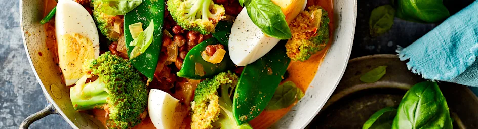 Broccolicurry met linzen en ei