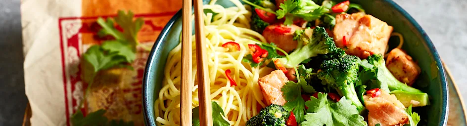 Mie met soja-gemberzalm en broccoli