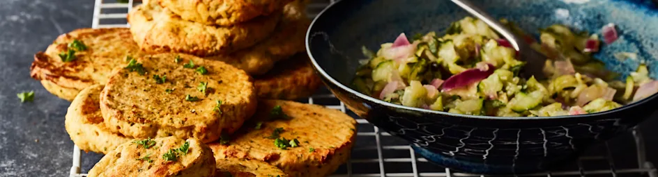 Zalmkoekjes met zoetzure komkommerdip