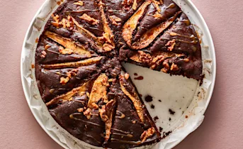 Chocoladekruidcake met peren, dadels en walnoten