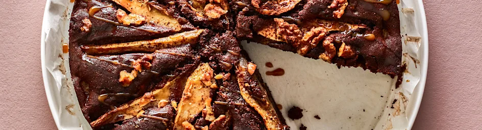 Chocoladekruidcake met peren, dadels en walnoten