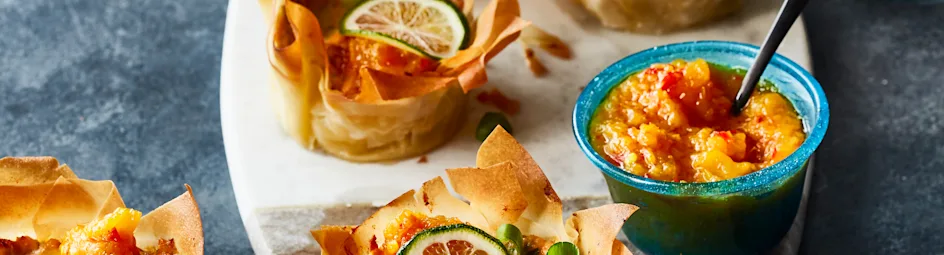 Zalmhapjes met kleverige mangochutney