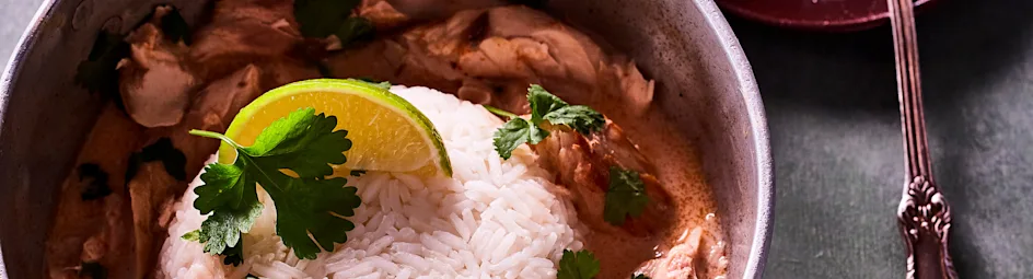 Makreelcurry met komkommersalade