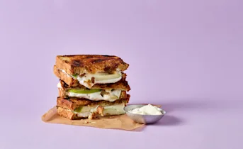 Krentenbroodtosti met appel en geitenkaas