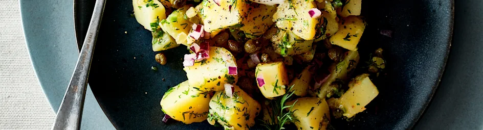 Lauwwarme aardappelsalade met rode ui