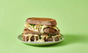 Uiensoep-tosti met brie