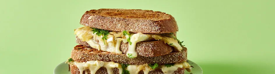 Uiensoep-tosti met brie