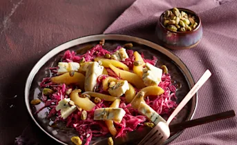 Rodekoolsalade met peer, pistache en gorgonzola