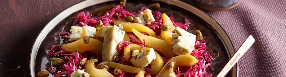 Rodekoolsalade met peer, pistache en gorgonzola