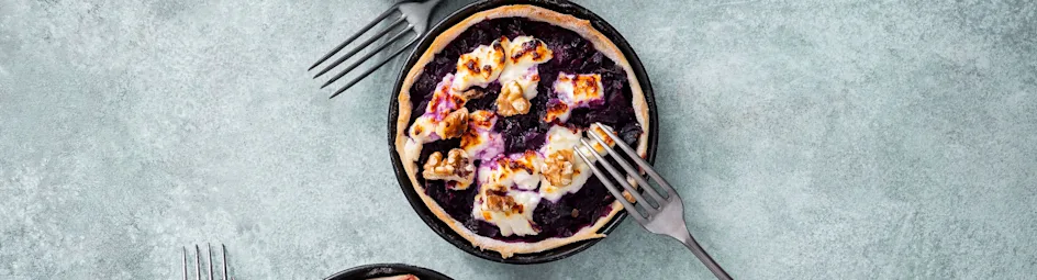 Rodekooltaartje met appel en walnoten