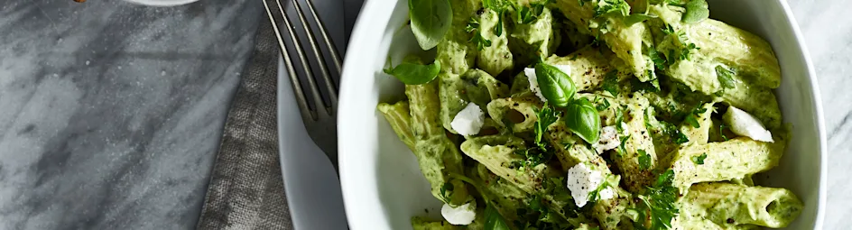 Kruidige mac & cheese met avocado en geitenkaas