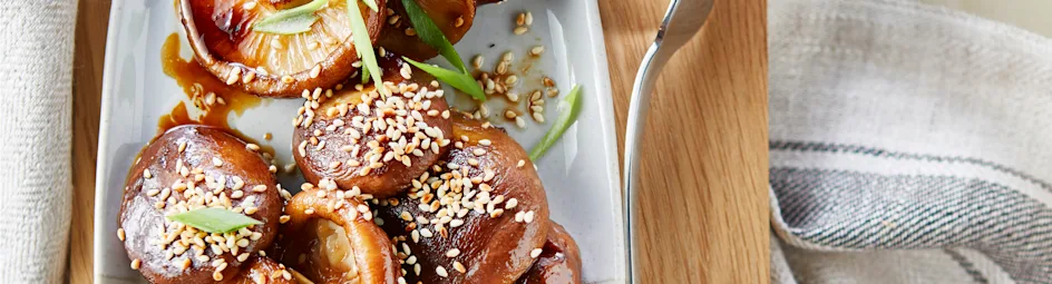 Geglaceerde shiitakes met honing en sesam