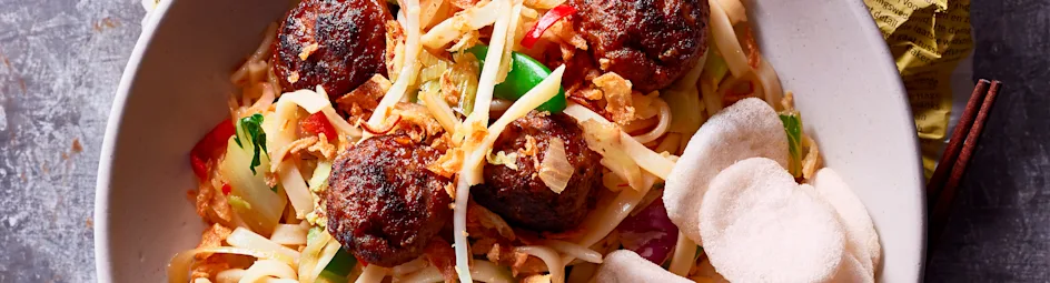 Bami met gehaktballetjes