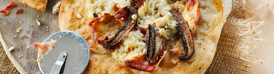 Portobello-pizza met pancetta en gorgonzola