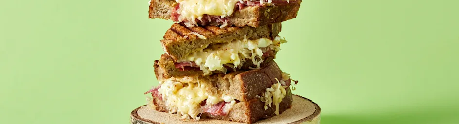 Tosti met salami, zuurkool en feta