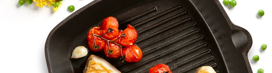 Geroosterde tonijnsteak met gele rijst en gepofte tomaatjes