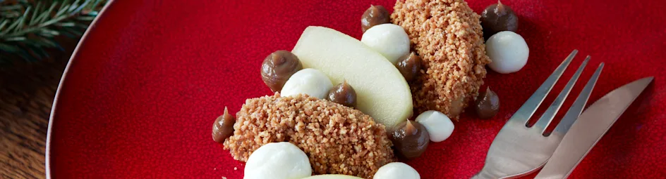 Gepocheerde appel met chocolademousse, toffeesaus en hazelnoot