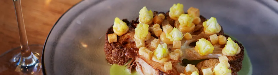 Bloemkoolsteak met currymayonaise en aardappelkaantjes