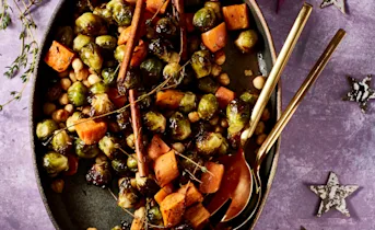 Geroosterde zoete aardappel en spruitjes met hazelnoten