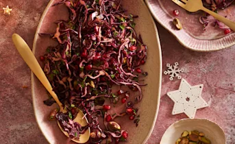 Rodekoolsalade met granaatappel
